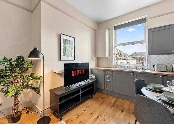 Cosy Flat In Cardiff - Sleeps 8