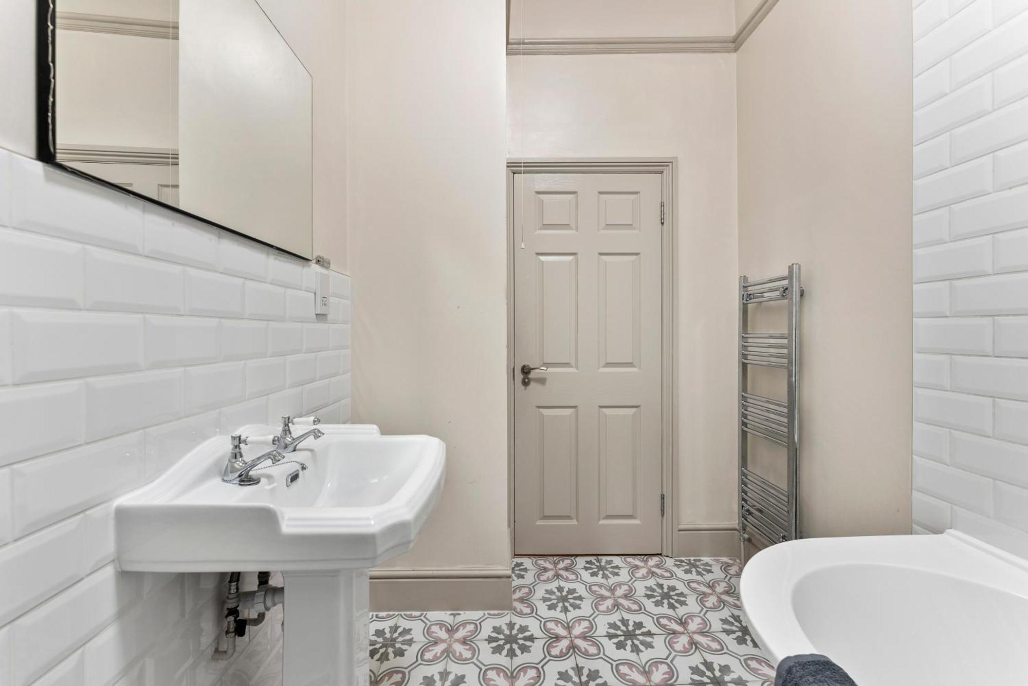 Cosy Flat In - Sleeps 8 Cardiff